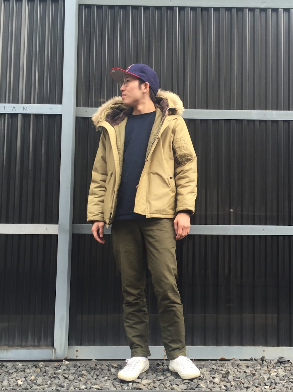 「キャップ、カジュアル、ストリート、春コーデ、UPSTART×BURKS.BULL、眼鏡」｜「SUPERGAのアイテム（スニーカー、ホワイト系）」を使った、TOMOYAさん（メンズ・175cm）の春コーディネートの1枚目の写真