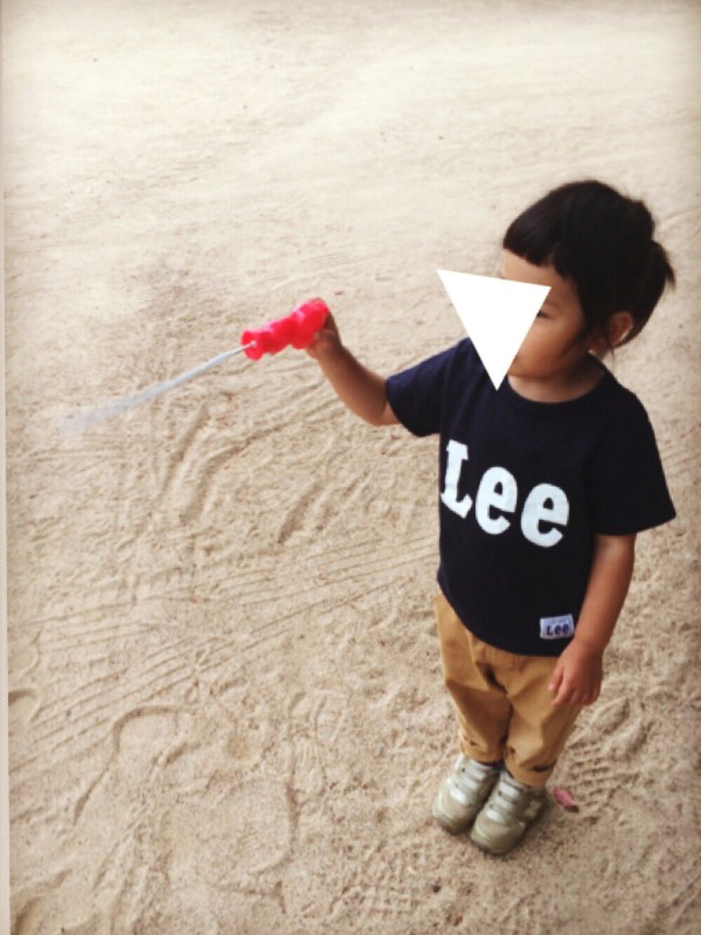 ブルー系のTシャツ/カットソー、ベージュ系のチノパンツ、ゴールド系のスニーカーを着用したキッズの夏コーディネートの1枚目の写真