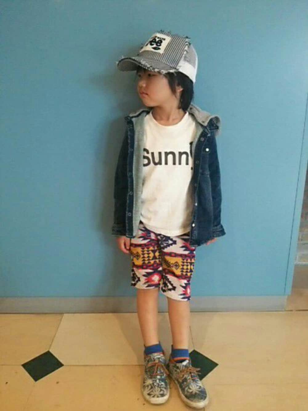 ホワイト系のTシャツ/カットソー、ブルー系のトップス、その他のその他パンツを着用したキッズの夏コーディネートの1枚目の写真