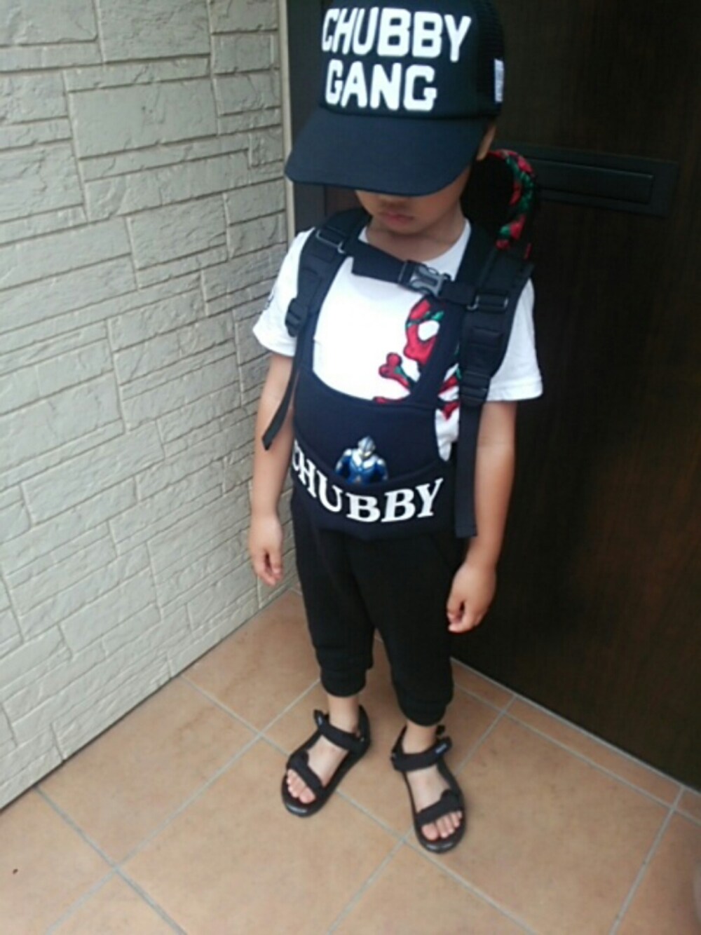 ホワイト系のTシャツ/カットソー、ブラック系のその他パンツ、その他のバックパック/リュックを着用したキッズの夏コーディネートの1枚目の写真