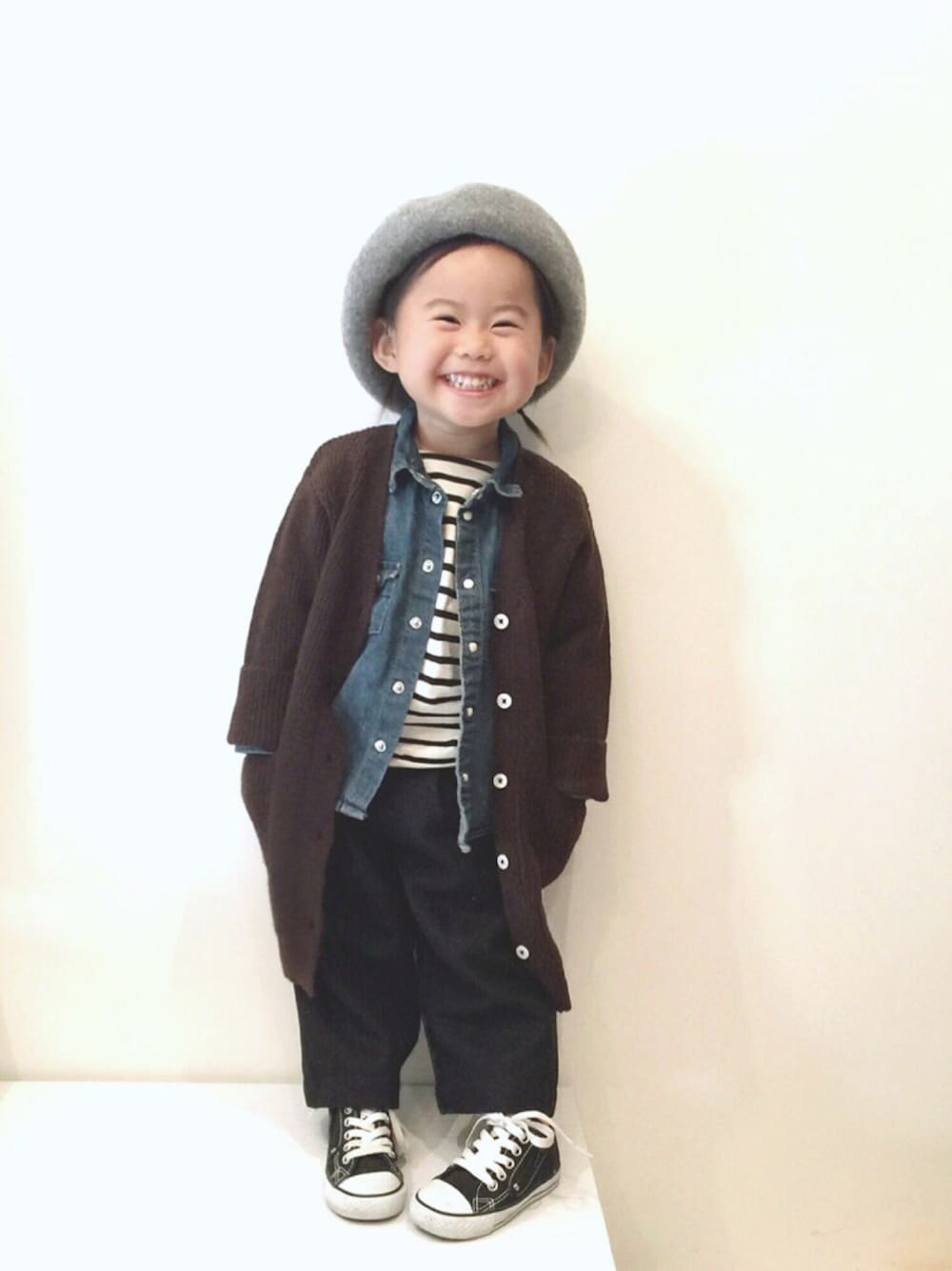 「kids、おんなのこ、ロングカーディガン、ガウン、ビックシルエット、ボーダー、デニムシャツ、ワイドパンツ、2歳、ベレー帽推奨委員会」｜「GLOBAL WORKの【キッズ】フェルトベレー/731019（キャップ、グレー系）」を使った、bow-changさん（キッズ・90cm）の秋コーディネートの1枚目の写真