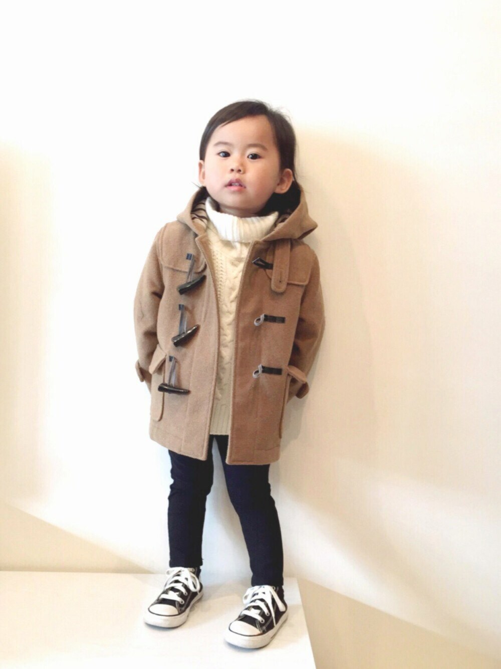 「タートルネック、ダッフルコート、kids、キッズコーデ、おんなのこ、冬コーデ、白ニット、黒スキニー、オールスター、シンプルコーデ」｜「BRANSHESのプレミアムストレッチスキニーパンツ（その他パンツ、ブラック系）」を使った、bow-changさん（キッズ・90cm）の秋コーディネートの1枚目の写真