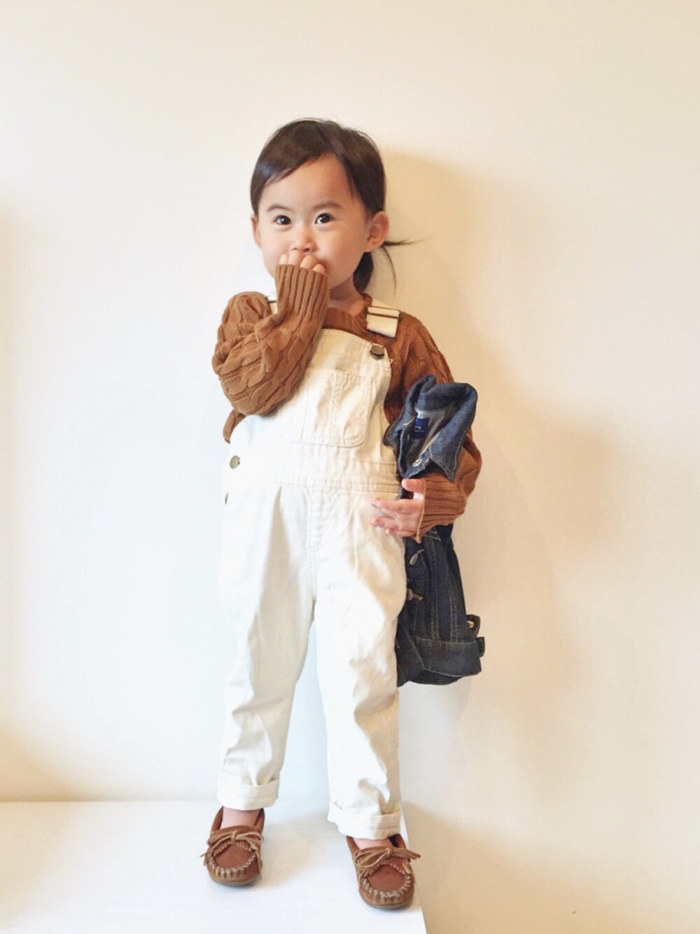 「kids、ニット、サロペット、モカシン、Gジャン、シンプル、女の子、WEAR的ポーズ、ブラウンニット、ブラウン×ホワイト」｜「MARKEY'Sのケーブルニット(XS～L)（ニット/セーター、ブラウン系）」を使った、bow-changさん（キッズ・90cm）の秋コーディネートの1枚目の写真