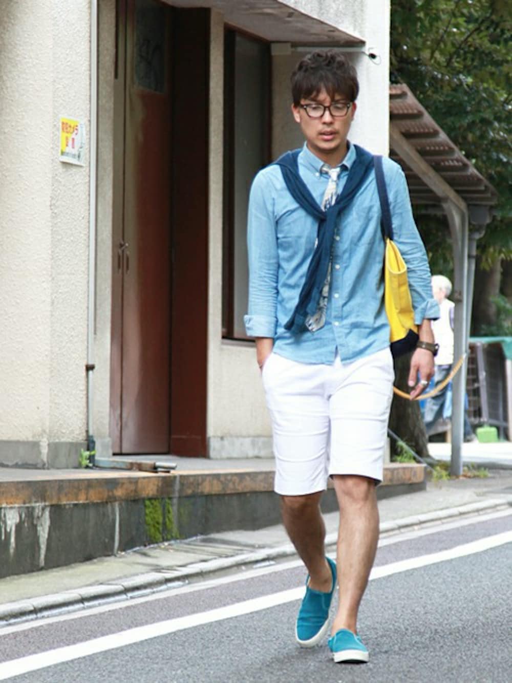 「カーディガン、花柄、ショートパンツ、プロデューサー巻き、ネクタイ、白パンツ、肩掛けカーデ、カーディガン肩かけ」｜「MEN'S MELROSEのMASTER FRAME製品染めストレッチショートパンツ（チノパンツ、ホワイト系）」を使った、キンシさん（メンズ・177cm）の夏コーディネートの1枚目の写真