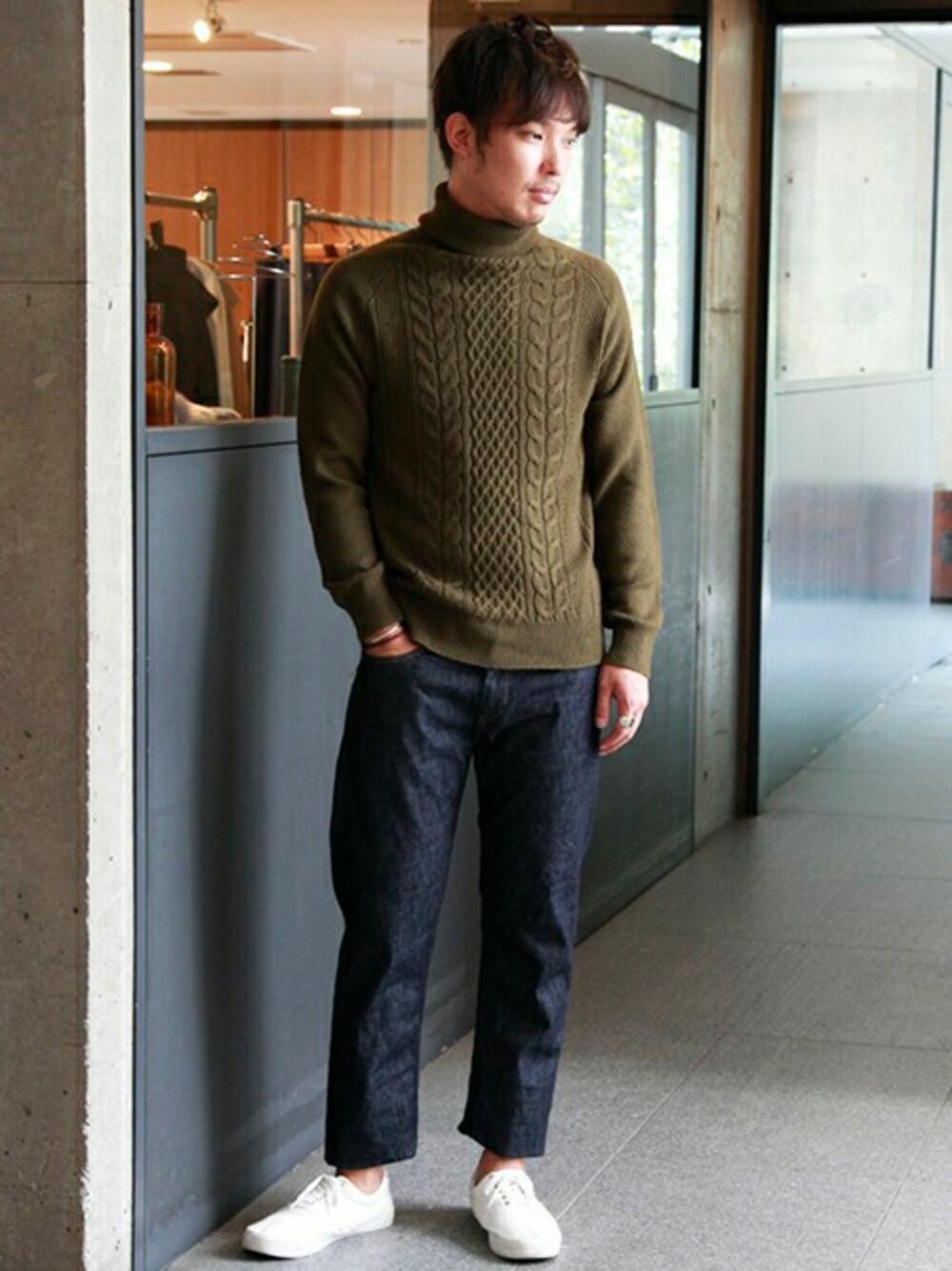 「タートルネック、カーキ、アランニット、セルビッチデニム、フルカウント、FULLCOUNT、メンズメルローズ、MEN'SMELROSE」｜「MEN'S MELROSEのEXTRA FINE カシミヤタッチアラン柄タートルネックニット（ニット/セーター、グリーン系）」を使った、キンシさん（メンズ・177cm）の秋コーディネートの1枚目の写真
