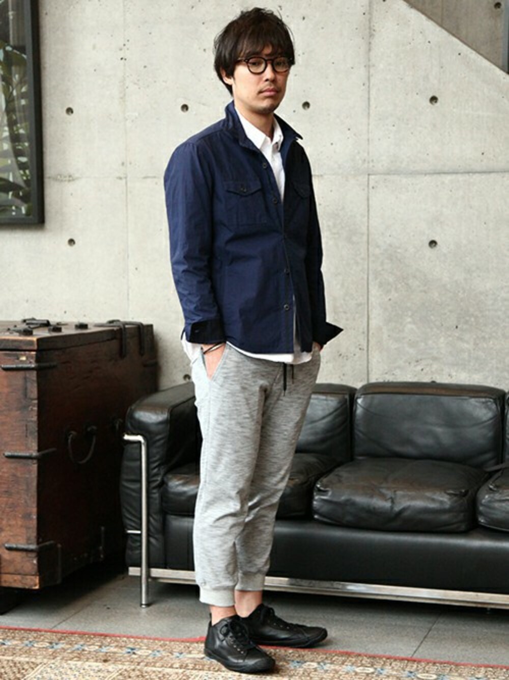 「ミリタリーブルゾン、ジョガーパンツ、メンズメルローズ、MEN'SMELROSE、ミリタリーシャツブルゾン」｜「MEN'S MELROSEのスラブジャージーイージーパンツ（その他パンツ、グレー系）」を使った、キンシさん（メンズ・177cm）の春コーディネートの1枚目の写真
