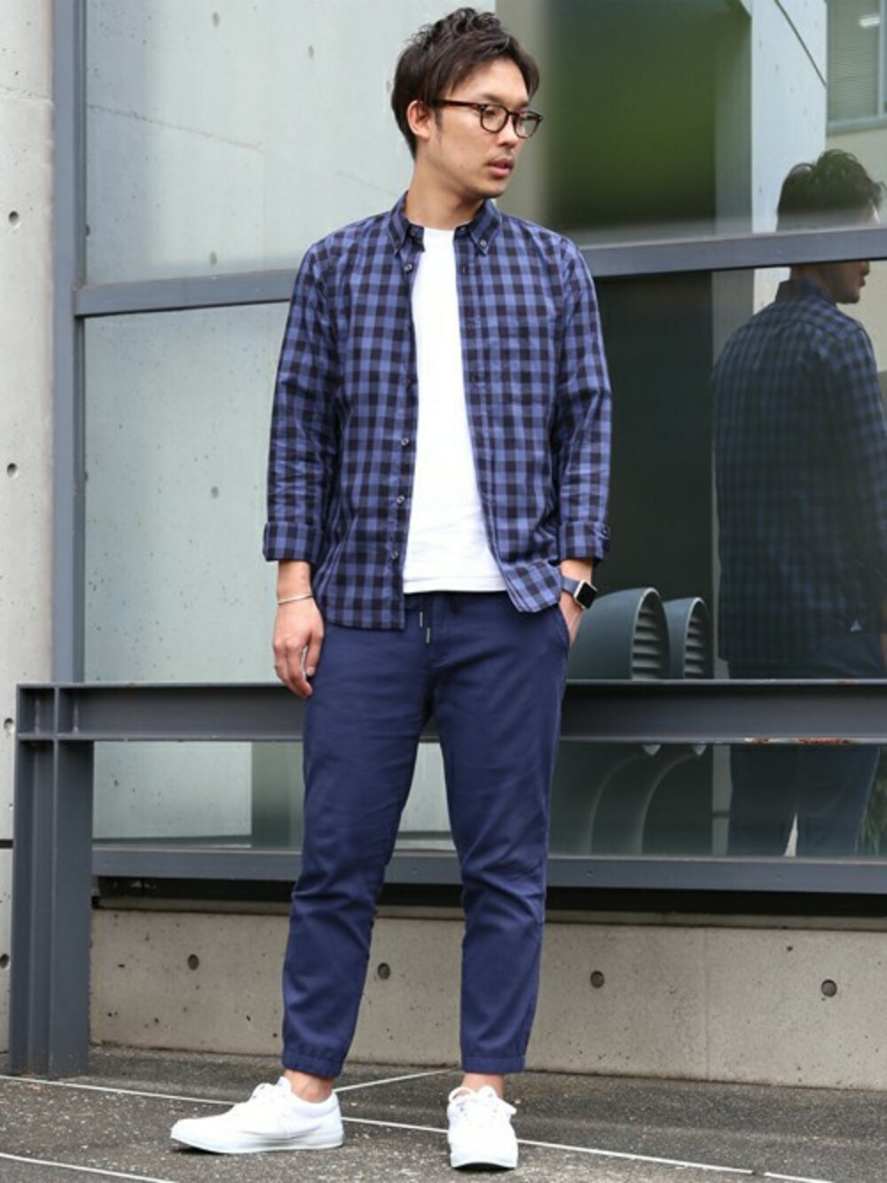 「チェックシャツ、ブルーコーデ、メンズメルローズ、MEN'SMELROSE」｜「MEN'S MELROSEのストレッチツイル9分丈ジョガーパンツ（スラックス、ブルー系）」を使った、キンシさん（メンズ・177cm）の夏コーディネートの1枚目の写真