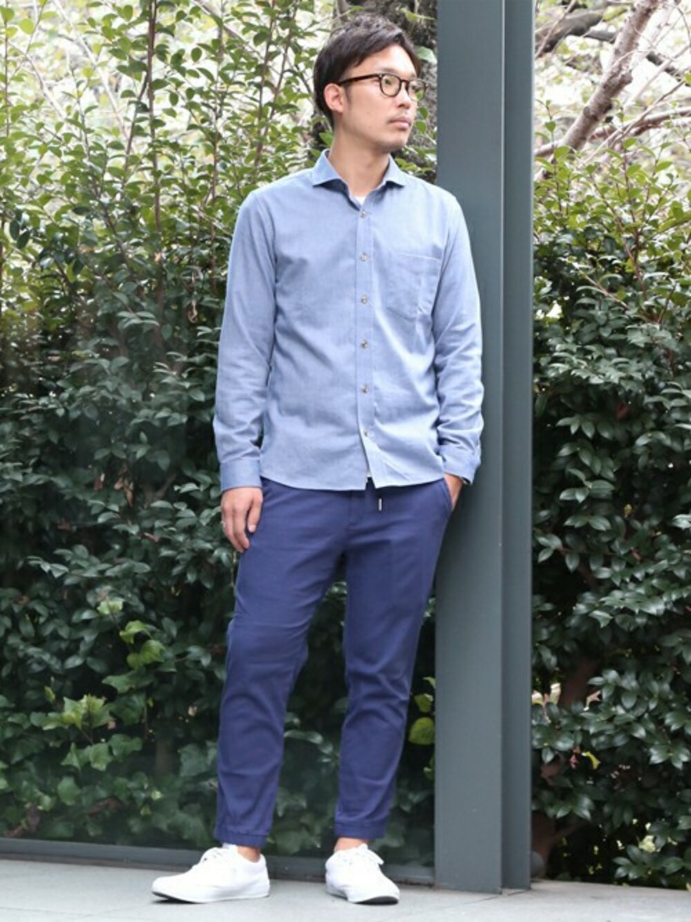 「シャツスタイル、メンズメルローズ、MEN'SMELROSE」｜「MEN'S MELROSEのストレッチツイル9分丈ジョガーパンツ（スラックス、ブルー系）」を使った、キンシさん（メンズ・177cm）の秋コーディネートの1枚目の写真