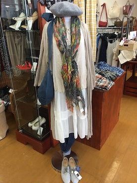 「アイテム（その他シューズ、グレー系）」を使った、カインドオルフレスポ東大阪店さん（レディース・162cm）の春コーディネート