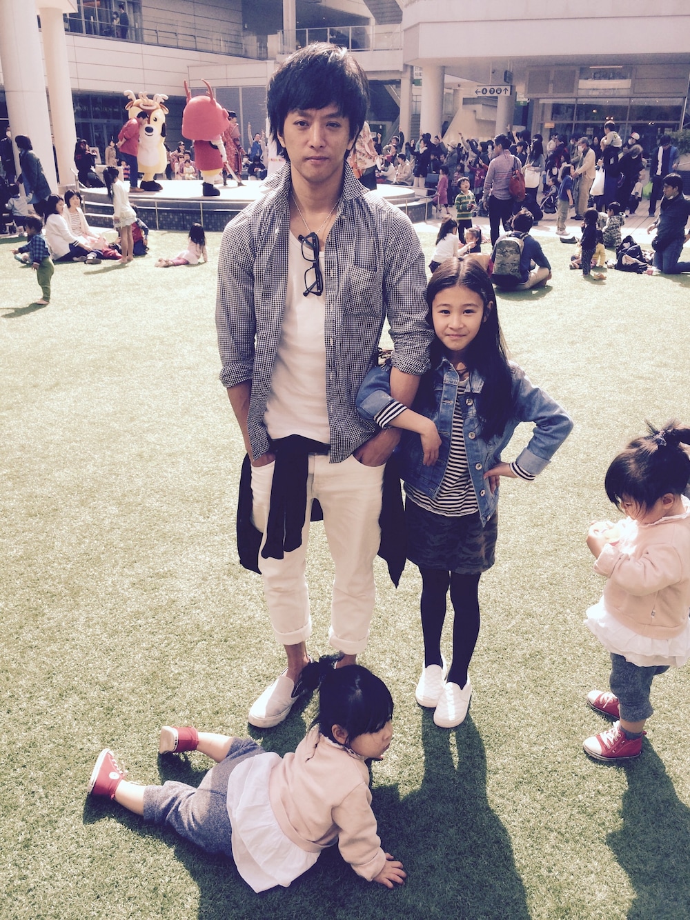 ホワイト系のTシャツ/カットソー、ブルー系のシャツ/ブラウス、グリーン系のスカートを着用したキッズの春コーディネートの1枚目の写真