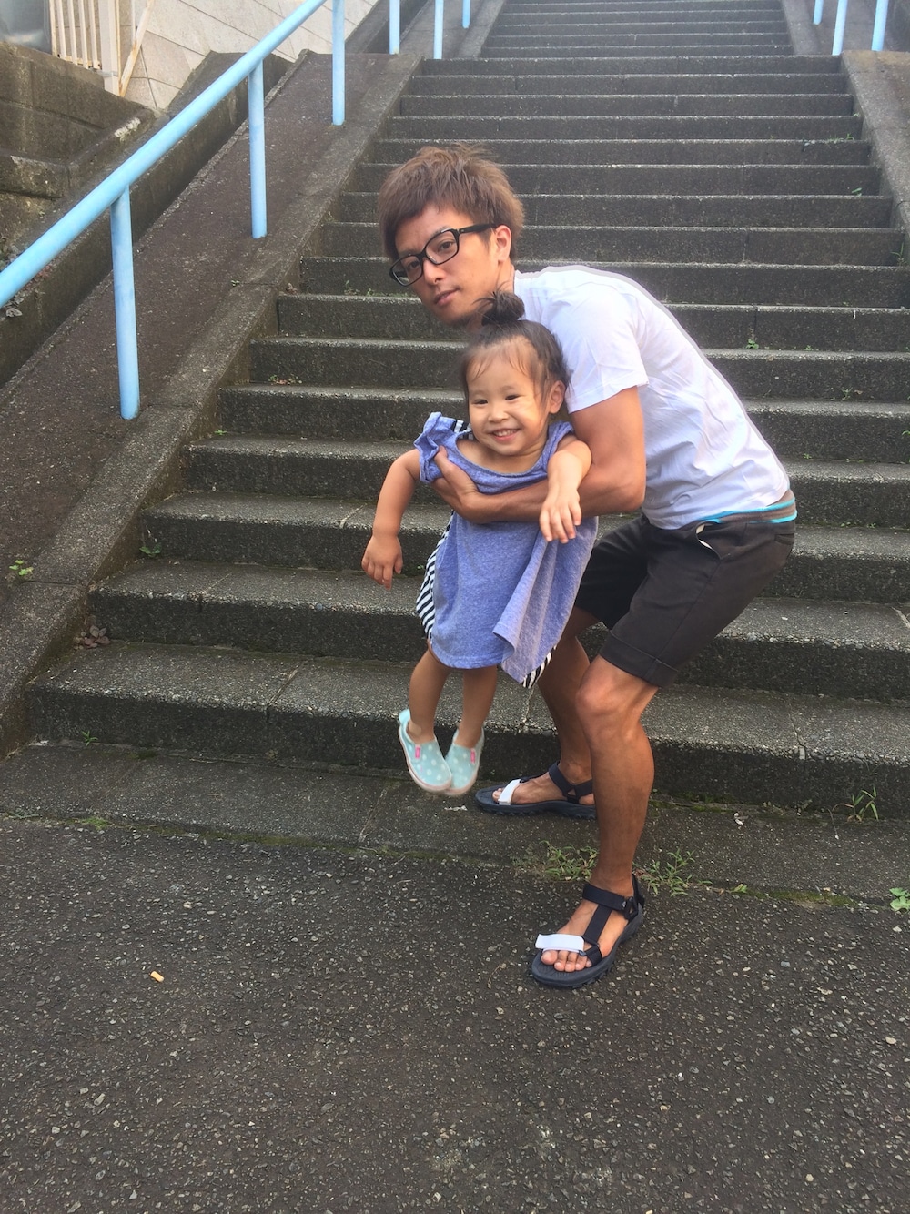 ブルー系のサンダル、ホワイト系のTシャツ/カットソー、ブラック系のその他パンツを着用したメンズの夏コーディネートの1枚目の写真