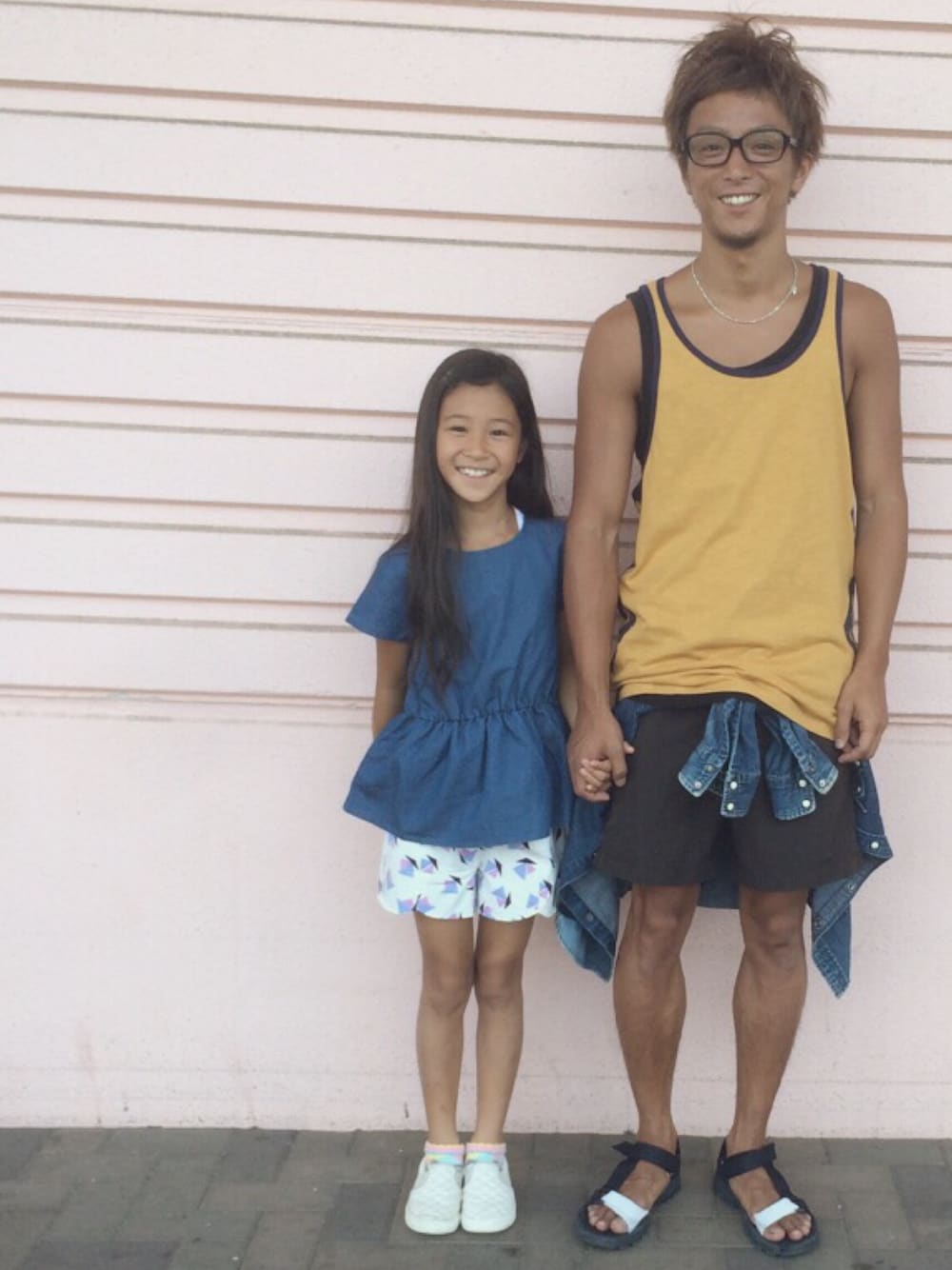 イエロー系のタンクトップ、ブルー系のシャツ/ブラウス、ブルー系のサンダルを着用したメンズの夏コーディネートの1枚目の写真