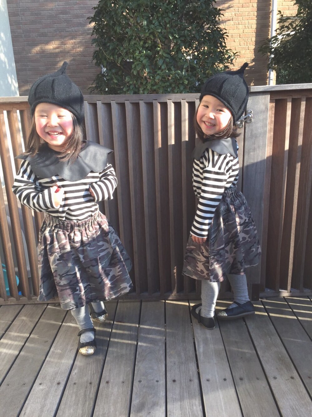 その他のTシャツ/カットソー、グリーン系のスカート、ブラック系のニットキャップ/ビーニーを着用したキッズの冬コーディネートの1枚目の写真