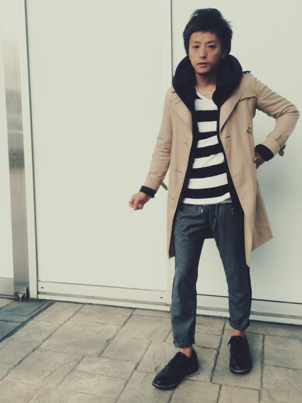 ベージュ系のトレンチコート、ブラック系のパーカー、その他のTシャツ/カットソーを着用したメンズの冬コーディネートの1枚目の写真