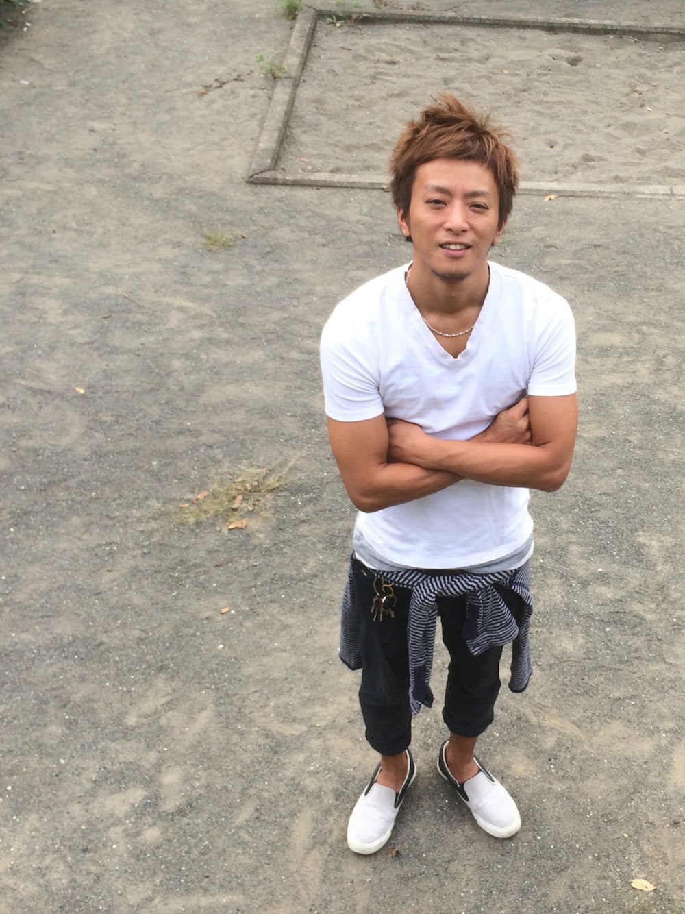 ブルー系のTシャツ/カットソー、ブルー系のスニーカー、ブラック系のデニムパンツを着用したメンズの秋コーディネートの1枚目の写真