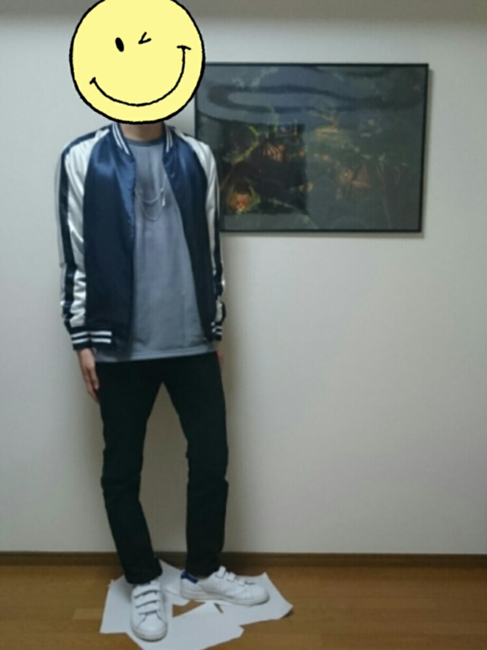 グレー系のスウェット、ブラック系のパンツ、ブルー系のジャケット/アウターを着用したメンズの春コーディネートの1枚目の写真