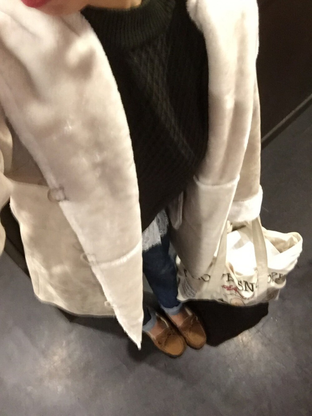 「オトナカジュアル、冬、ムートンコート、モフモフ、コート、スキニーデニム、ニット、歯医者、minnetonka、ロールアップ」｜「GLOBAL WORKの7ゲージスソレイヤーニットプルオーバー長袖/566292（ニット/セーター、グリーン系）」を使った、cemさん（レディース・157cm）の冬コーディネートの1枚目の写真