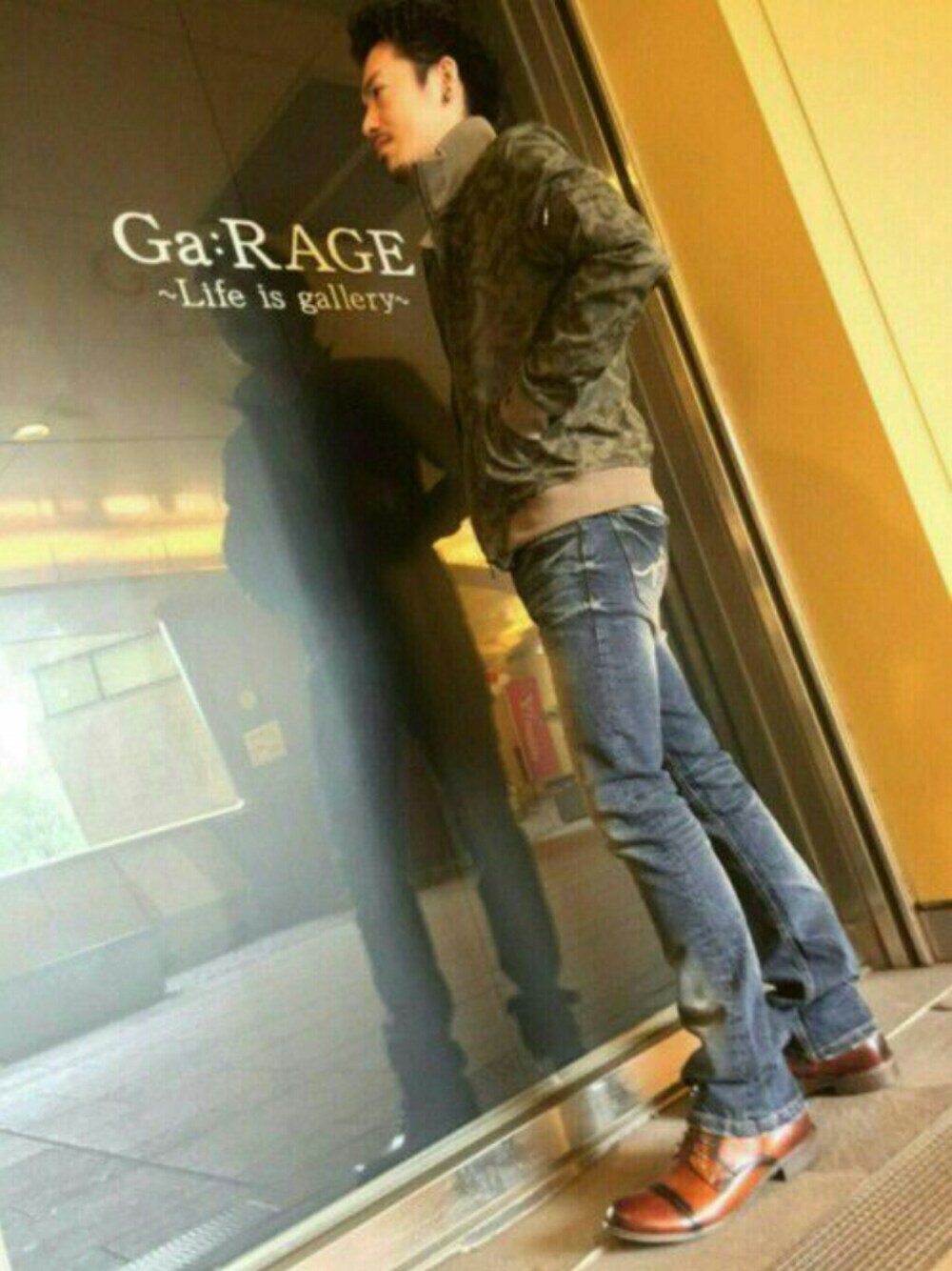 その他のデニムパンツ、ブラウン系のブーツ、その他のブルゾンを着用したメンズの春コーディネートの1枚目の写真