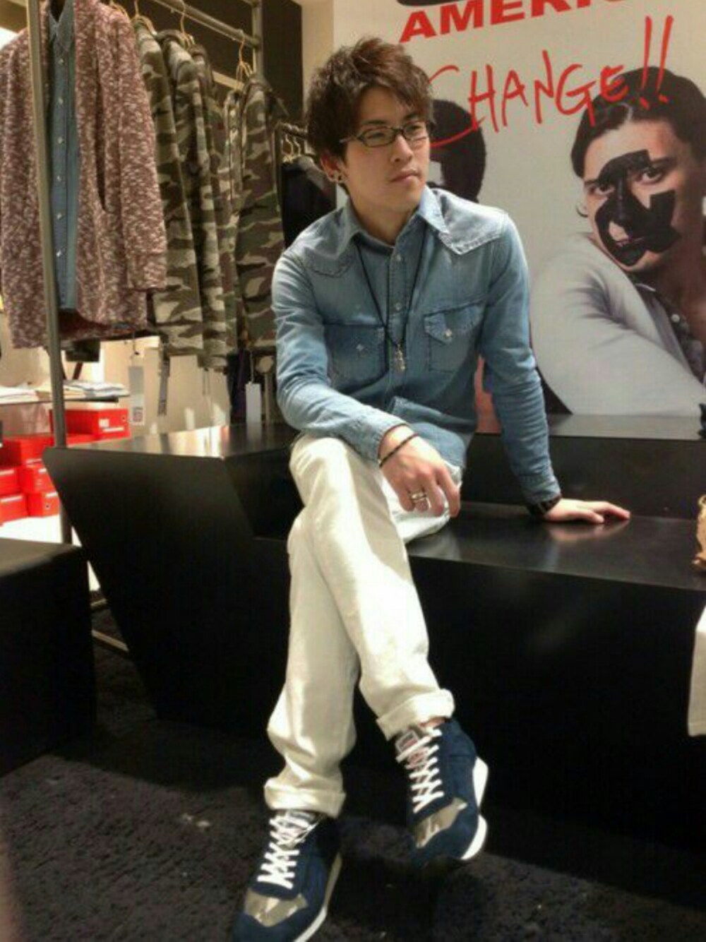 その他のシャツ/ブラウス、その他のデニムパンツ、ブルー系のスニーカーを着用したメンズの春コーディネートの1枚目の写真