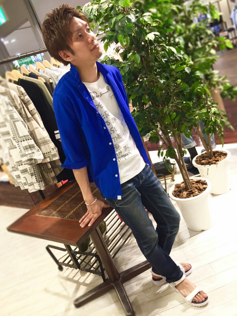 その他のシャツ/ブラウス、ホワイト系のサンダル、ホワイト系のTシャツ/カットソーを着用したメンズの夏コーディネートの1枚目の写真