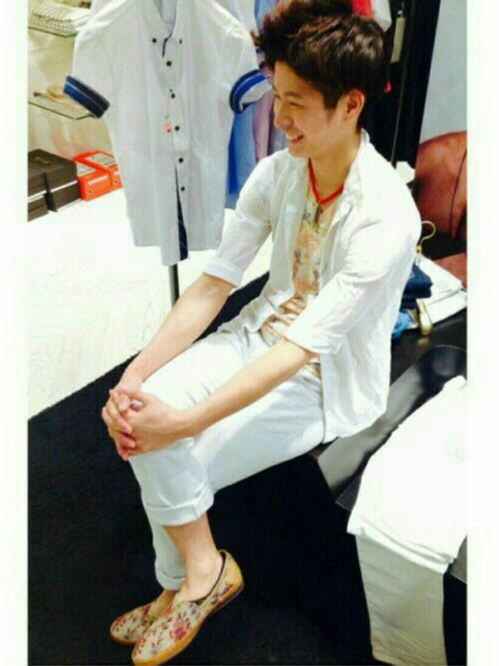 その他のシャツ/ブラウス、その他のTシャツ/カットソー、ベージュ系のシューズを着用したメンズの夏コーディネートの1枚目の写真