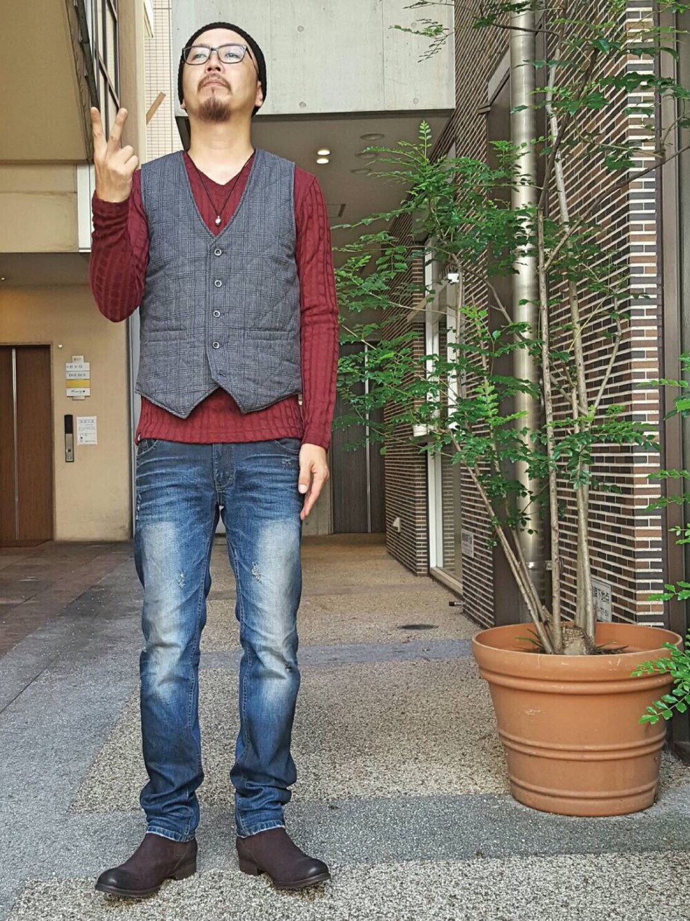 その他のその他アウター、その他のニット/セーター、その他のデニムパンツを着用したメンズの秋コーディネートの1枚目の写真