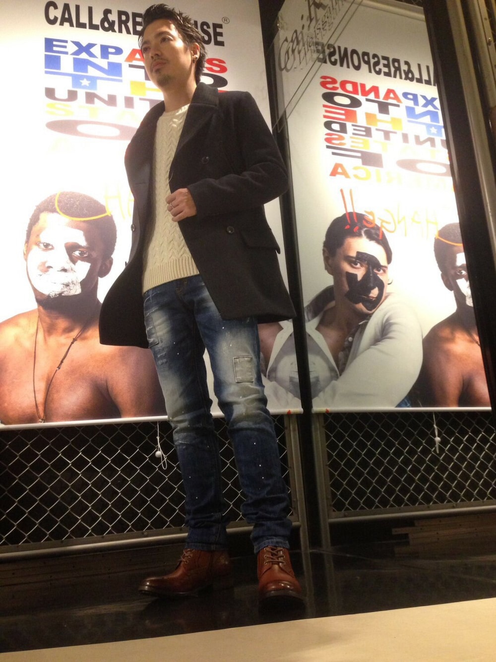 その他のニット/セーター、その他のピーコート、その他のデニムパンツを着用したメンズの秋コーディネートの1枚目の写真