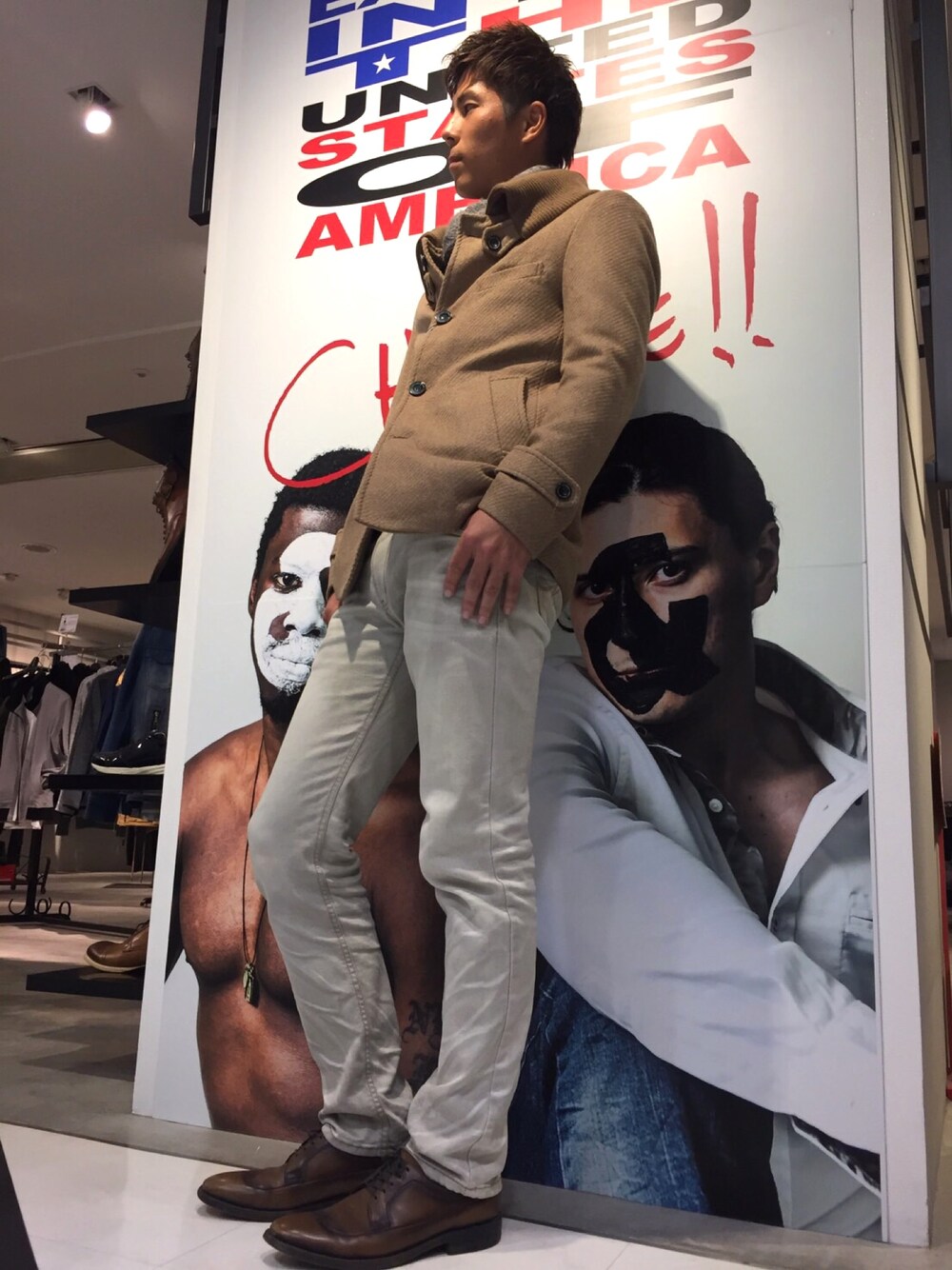 その他のデニムパンツ、その他のその他シューズ、その他のその他アウターを着用したメンズの秋コーディネートの1枚目の写真