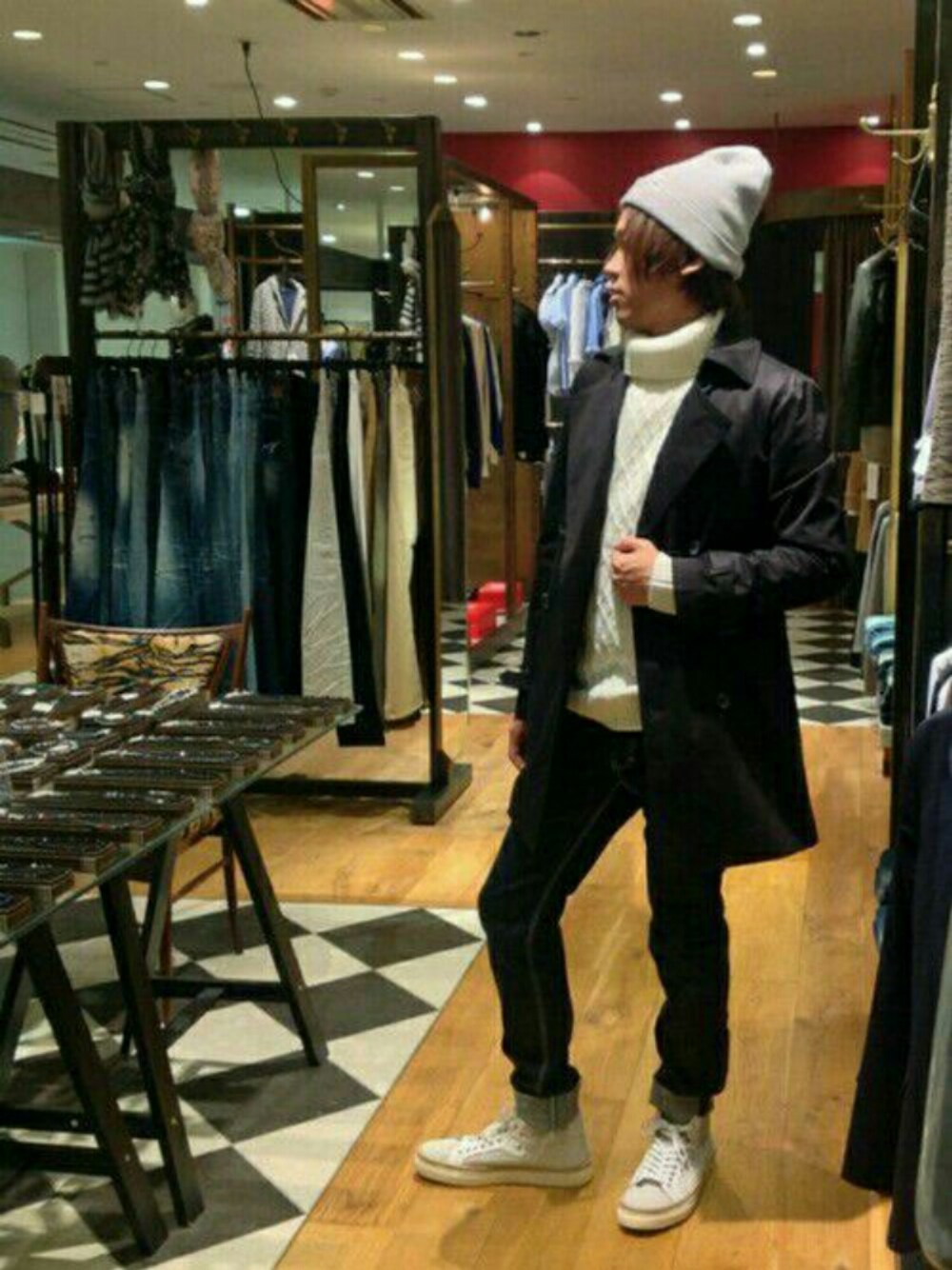 その他のトレンチコート、その他のニット/セーター、その他のスニーカーを着用したメンズの秋コーディネートの1枚目の写真