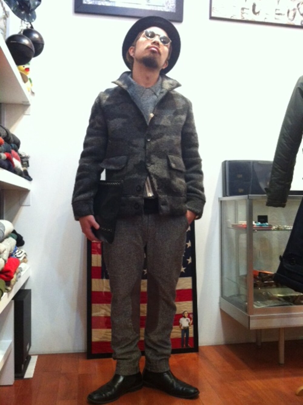 グレー系のジャケット/アウターを着用したメンズの冬コーディネートの1枚目の写真