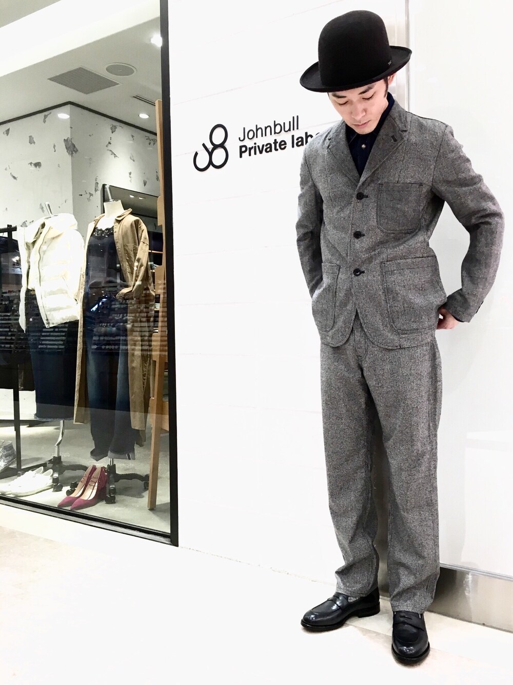 「シンプル、Johnbull Private labo、johnbull、モノトーン、千鳥柄、ローファー、デニムシャツ、テーラードジャケット、ハット、セットアップ」｜「Super Duperのアイテム（ハット、ブラウン系）」を使った、J2さん（メンズ・180cm）の秋コーディネートの1枚目の写真