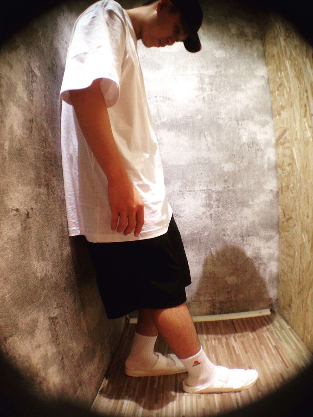 「Taiwan、Tainan、black、white、NIKE、煽動者、birkenstock」｜「NIKEのアイテム（カーゴパンツ、ブラック系）」を使った、陳嘉さん（メンズ・175cm）の夏コーディネートの1枚目の写真