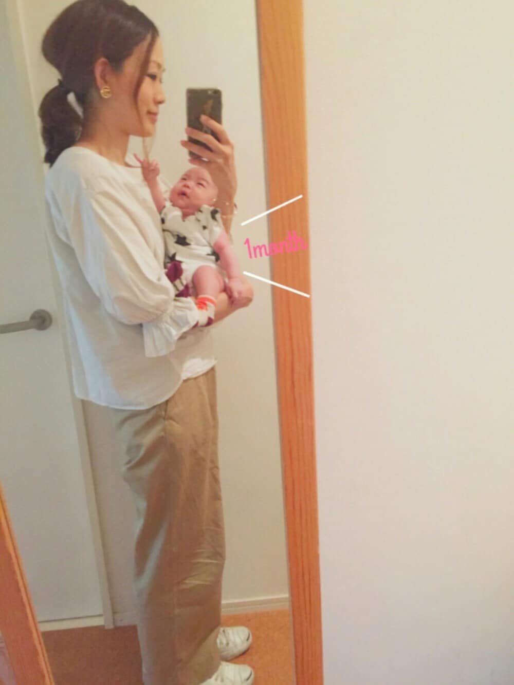 ホワイト系のシャツ/ブラウス、ベージュ系のチノパンツ、ホワイト系のスニーカーを着用したレディースの春コーディネートの1枚目の写真