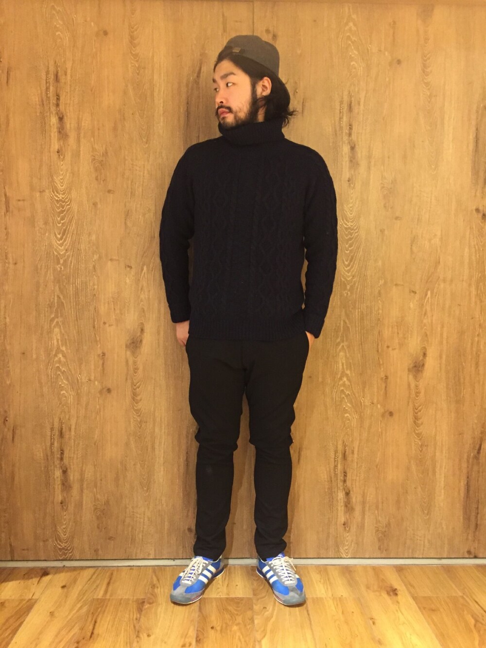 「ニット、シンプル、セーター、ワントーンコーデ、ネイビー、秋のコーデ、黒、大人コーデ、冬、DUFFER」｜「The DUFFER of ST.GEORGEのCABLE TURTLE NECK KNIT：タートルネックニット（ニット/セーター、ブルー系）」を使った、RYT1024さん（メンズ・184cm）の秋コーディネートの1枚目の写真