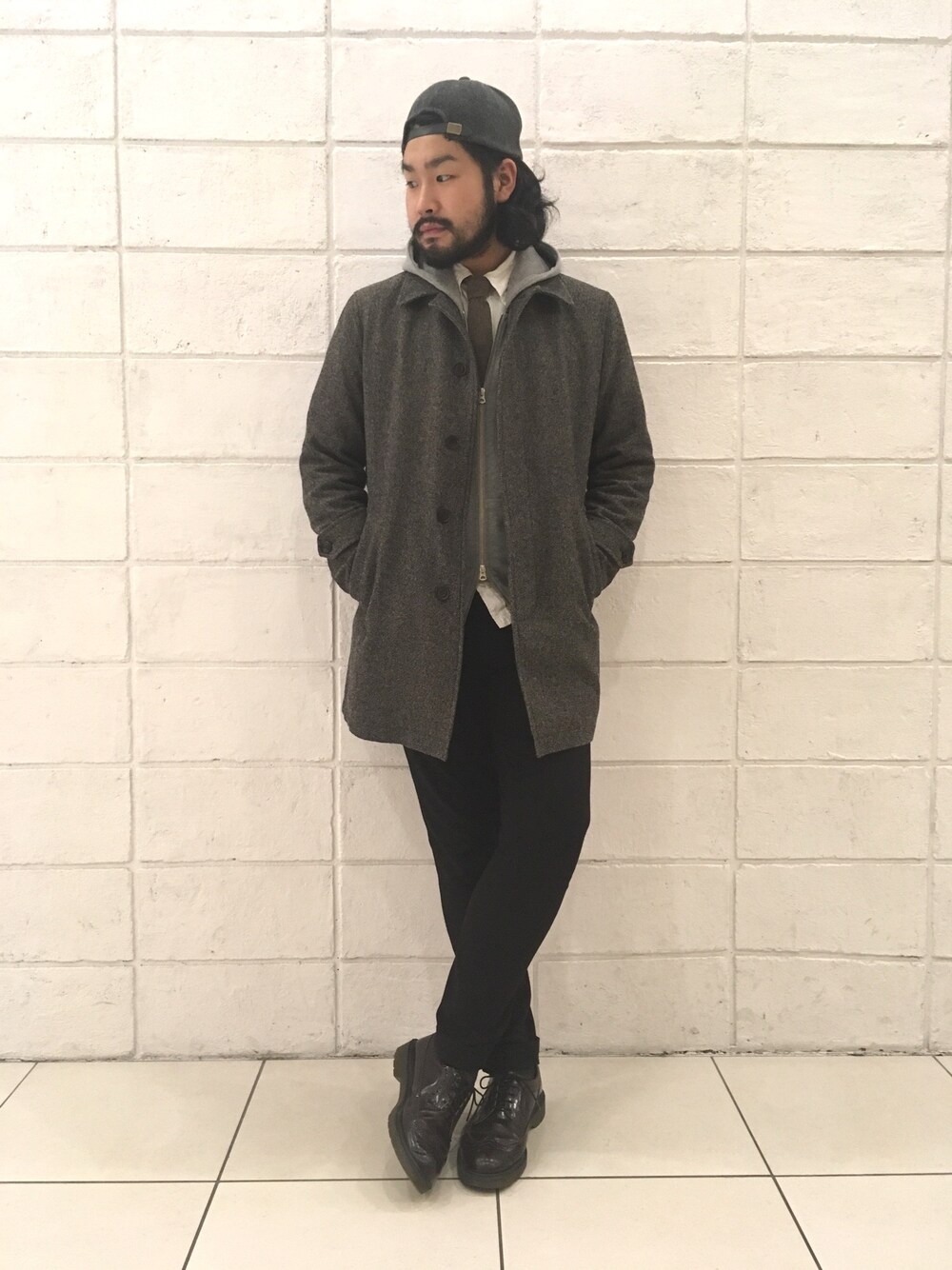 「コート、シンプル、グレー、ステンカラーコート、スキニー、パーカー、大人カジュアル、革靴、冬、DUFFER」｜「The DUFFER of ST.GEORGEのMINI HERRINGBONE SOLID COLOR B.D SHIRT：無地シャツ（シャツ/ブラウス、ホワイト系）」を使った、RYT1024さん（メンズ・184cm）の秋コーディネートの1枚目の写真
