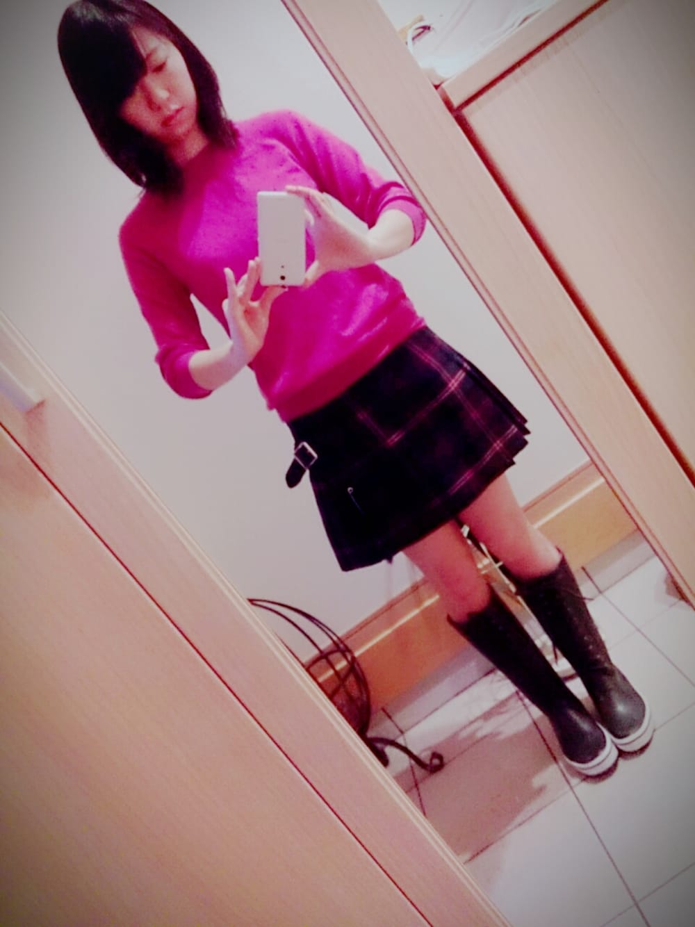 パープル系のニット/セーターを着用したレディースの春コーディネートの1枚目の写真