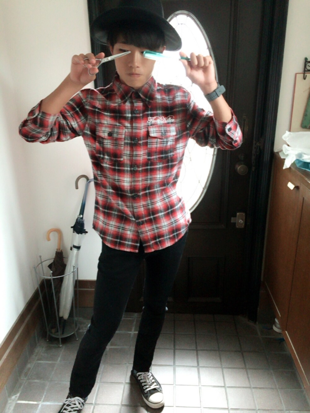 レッド系のシャツ/ブラウス、ブラック系のデニムパンツ、ブラック系のスニーカーを着用したメンズの秋コーディネートの1枚目の写真