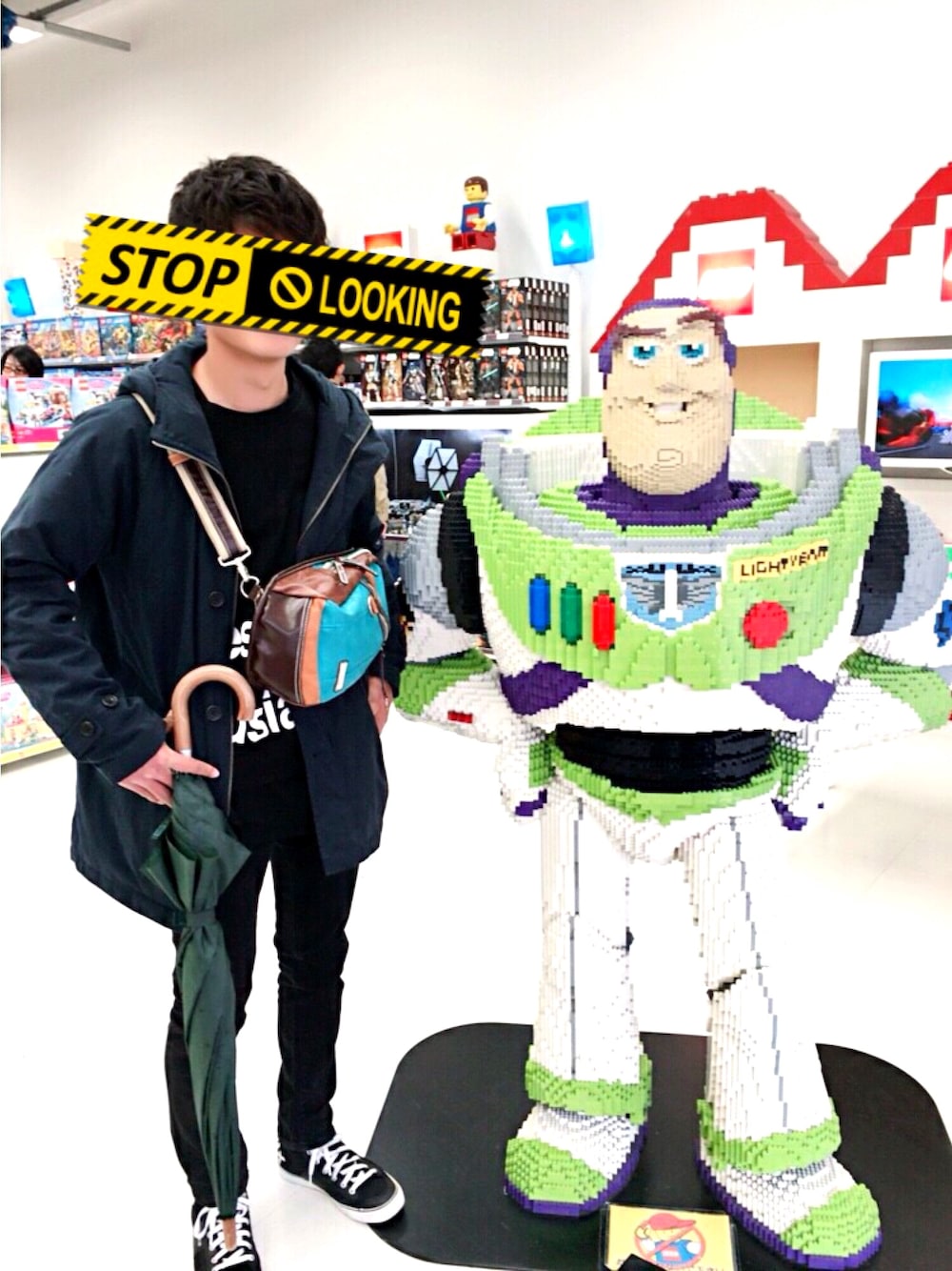 ブラック系のスウェット、ブラック系のTシャツ/カットソー、ブラック系のデニムパンツを着用したメンズの春コーディネートの1枚目の写真