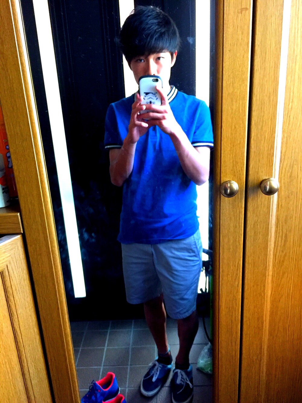 ブルー系のTシャツ/カットソー、グレー系のその他パンツ、ブルー系のスニーカーを着用したメンズの春コーディネートの1枚目の写真