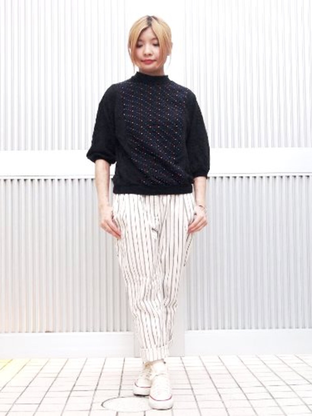 ブラック系のその他トップス、ホワイト系のその他パンツ、ホワイト系のスニーカーを着用したレディースの夏コーディネートの1枚目の写真