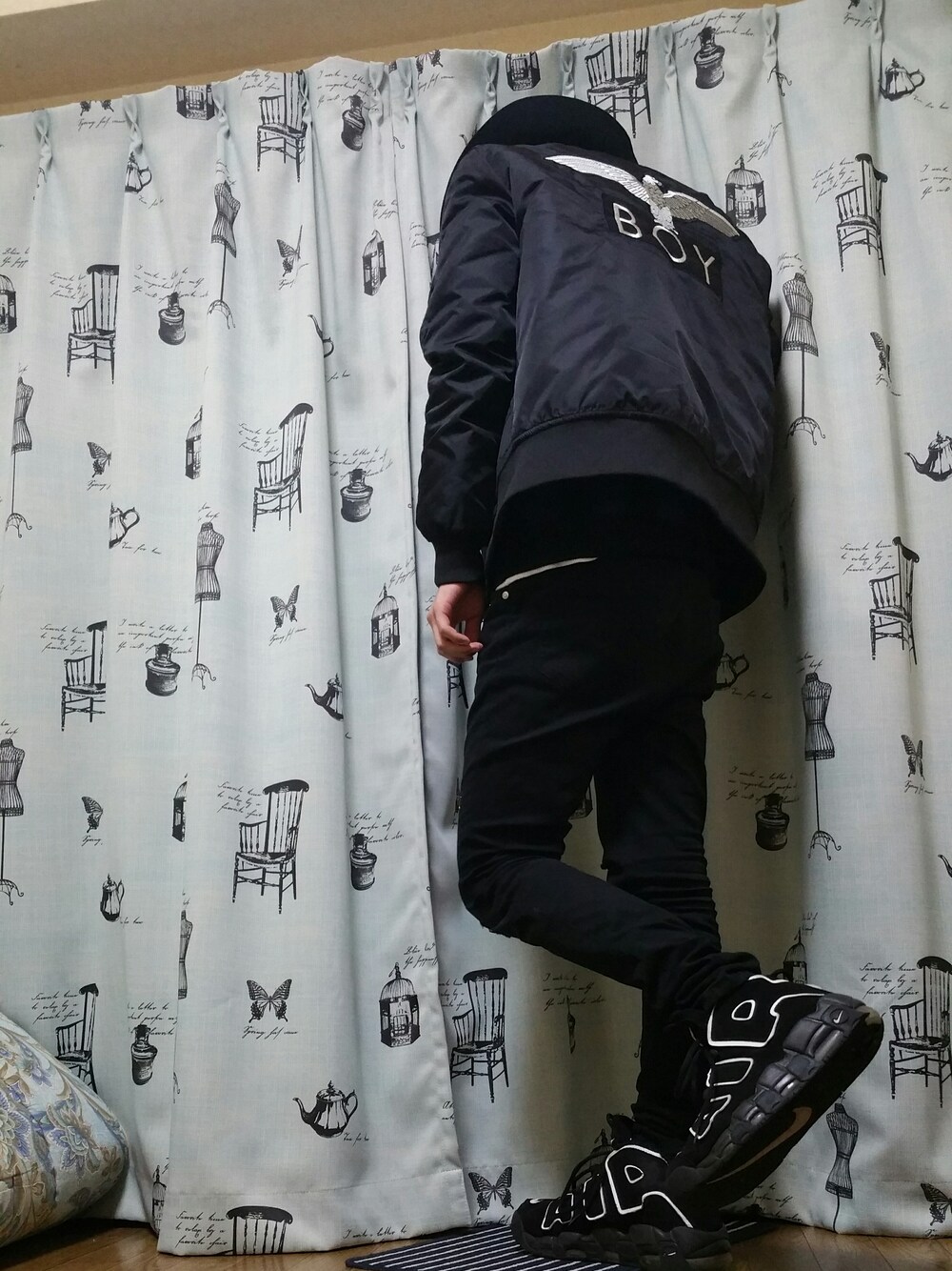 「秋冬、BOYLONDON、渋谷、NIKE、スニーカー、モアアップテンポ、MA1、BIGBANG、スキニー、ブラック」｜「GUの（GU）スキニーパンツ（パンツ、ブラック系）」を使った、taku0m8o1d0eさん（メンズ・173cm）の冬コーディネートの1枚目の写真