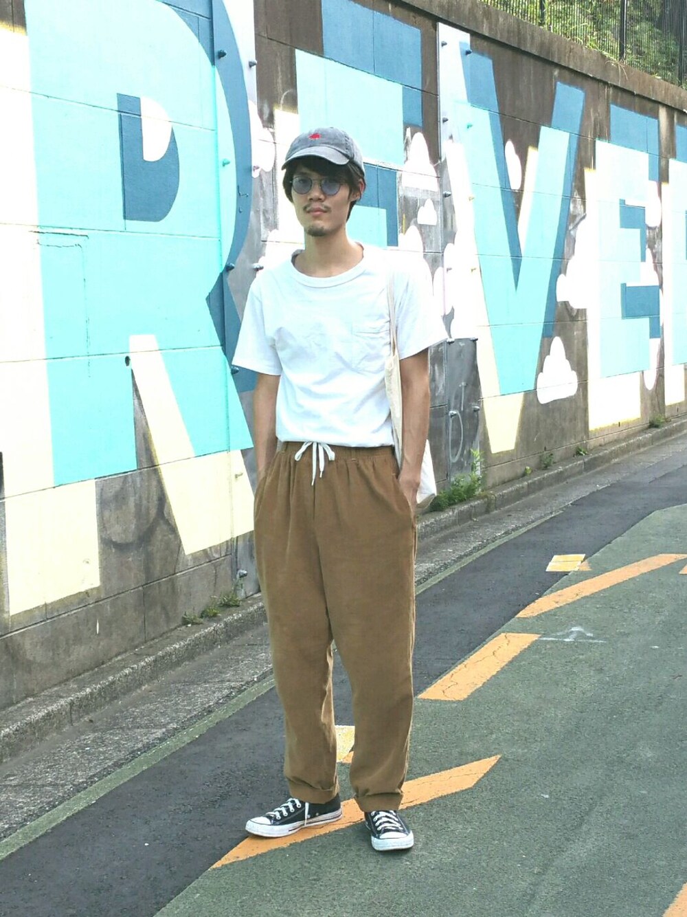 「秋のコーデ、コーデュロイパンツ、コンバース、白Tシャツ、シンプル、古着、ヴィンテージ、紐ベルト、ヘインズ、ブラウン」｜「usedのアイテム（スラックス、ブラウン系）」を使った、taku0m8o1d0eさん（メンズ・173cm）の秋コーディネートの1枚目の写真