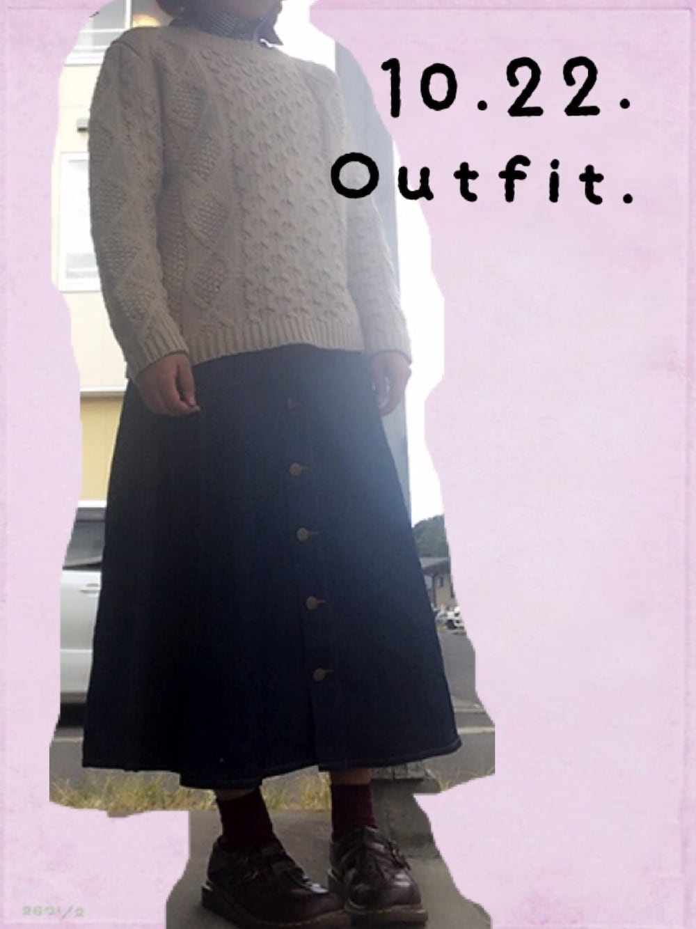 ベージュ系のトップス、ブルー系のスカート、ブラウン系のシューズを着用したレディースの秋コーディネートの1枚目の写真