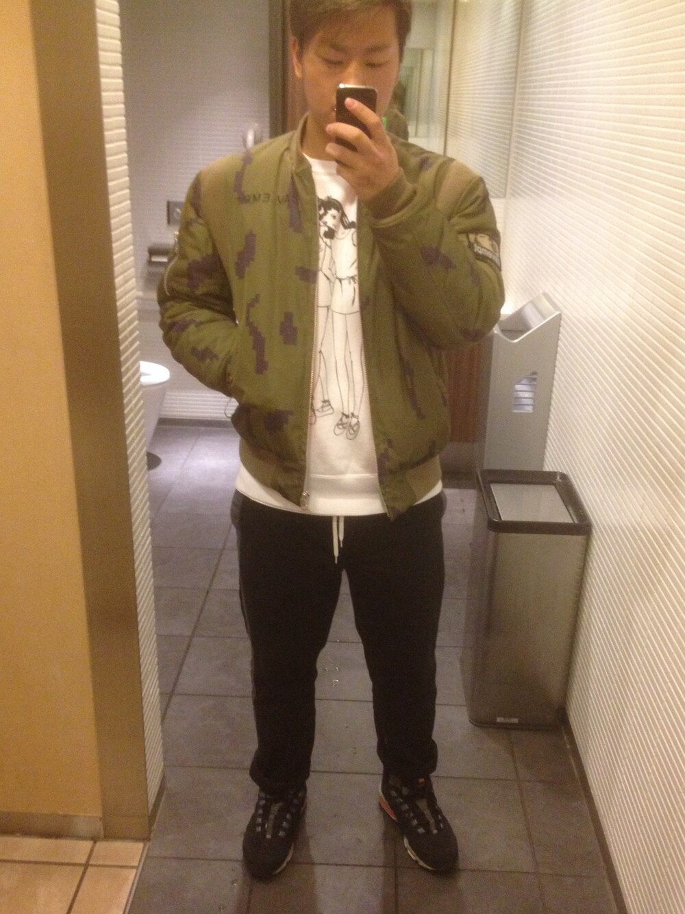 「MA-1、c.e、airmax」｜「BEAMSのC.E / SIMULACRABOM（ブルゾン、グリーン系）」を使った、stevengoさん（メンズ・170cm）の冬コーディネートの1枚目の写真