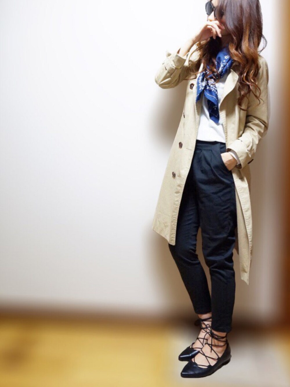 「シンプル、春、トレンチコート、レースアップシューズ、スカーフ、はるコーデ、ootd」｜「green label relaxingのKC バンダナPRT/スカーフ（バンダナ/スカーフ、ブルー系）」を使った、nyaobuさん（レディース・164cm）の春コーディネートの1枚目の写真