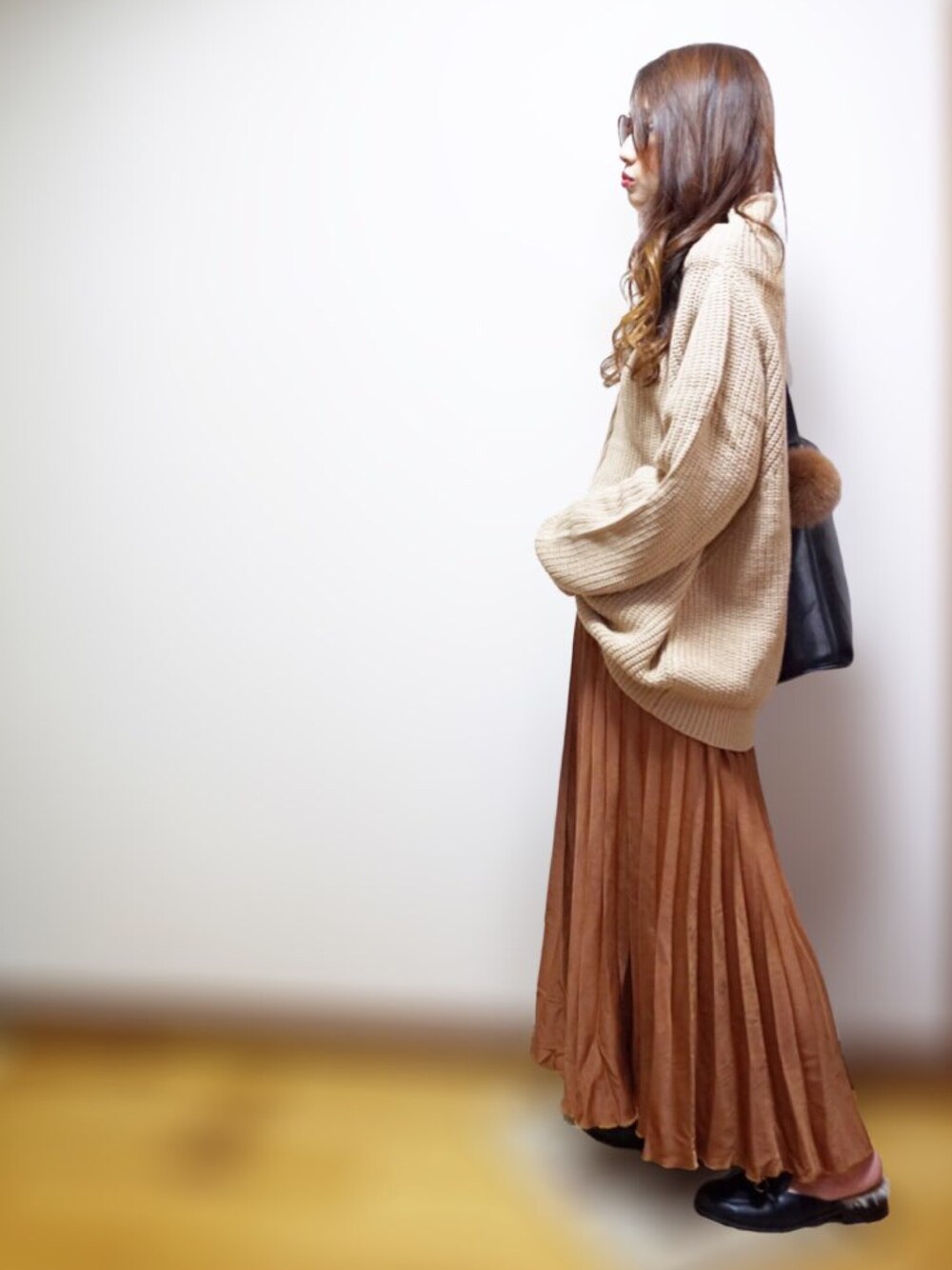 「ニット、ootd、outfit、ファー小物、ファーサンダル、プリーツスカート、GU、プチプラ、ローファー、ゆるコーデ」｜「GUのアイテム（スカート、ブラウン系）」を使った、nyaobuさん（レディース・164cm）の秋コーディネートの1枚目の写真