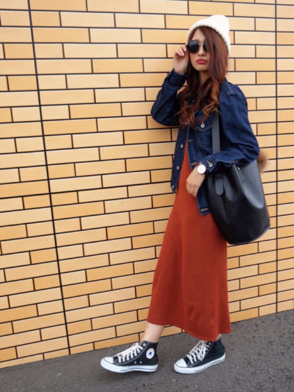 「大人カジュアル、ファー小物、キャミワンピ、ハイカットスニーカー、旅行、ニット帽、白ニット帽、Gジャン、ニット、スニーカー」｜「ROSE BUDのLK-16165A（ワンピース、ブラウン系）」を使った、nyaobuさん（レディース・164cm）の秋コーディネートの1枚目の写真