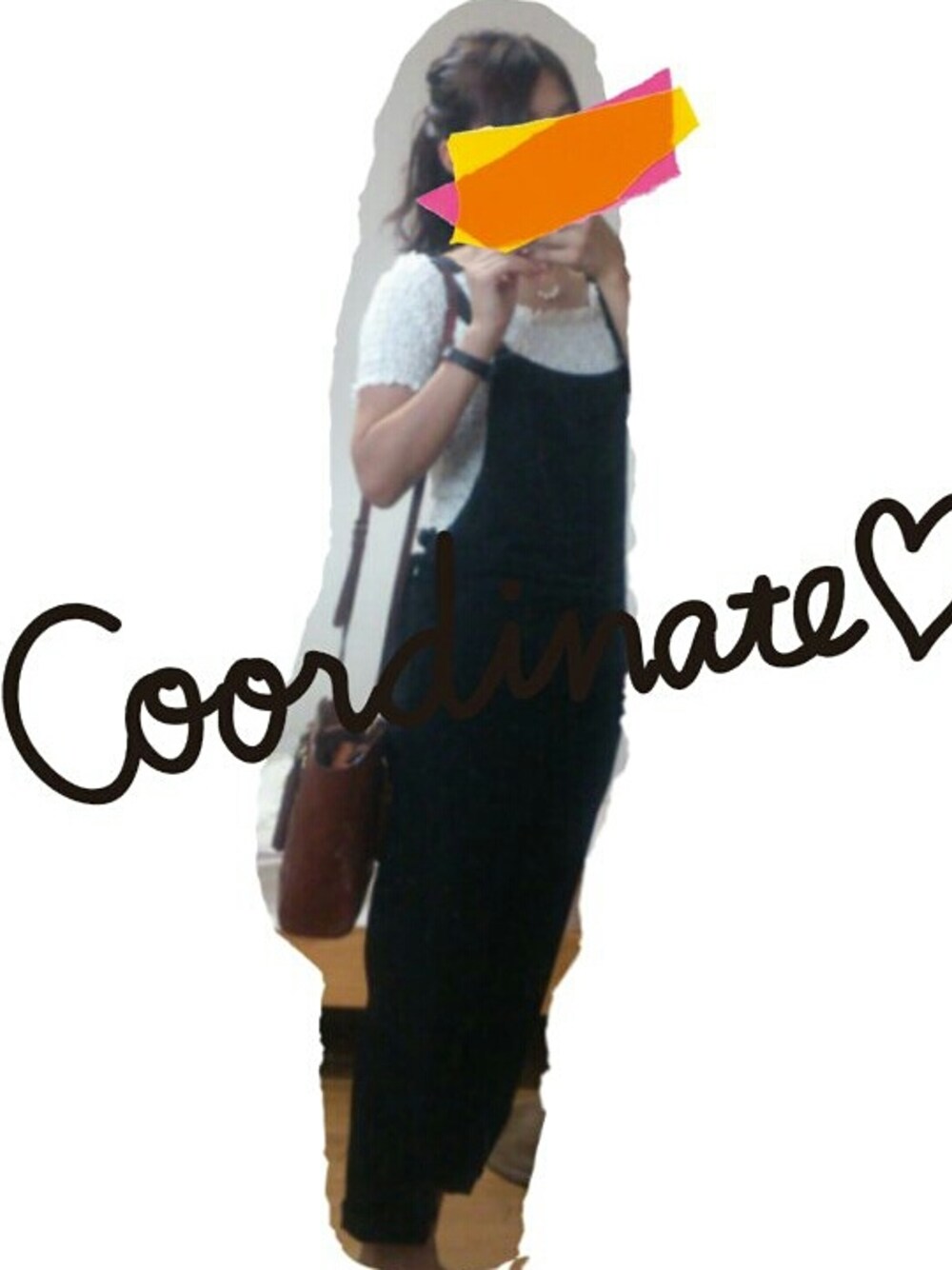 ブラック系のサロペット/オーバーオール、ブラック系のサンダル、ホワイト系のTシャツ/カットソーを着用したレディースの夏コーディネートの1枚目の写真