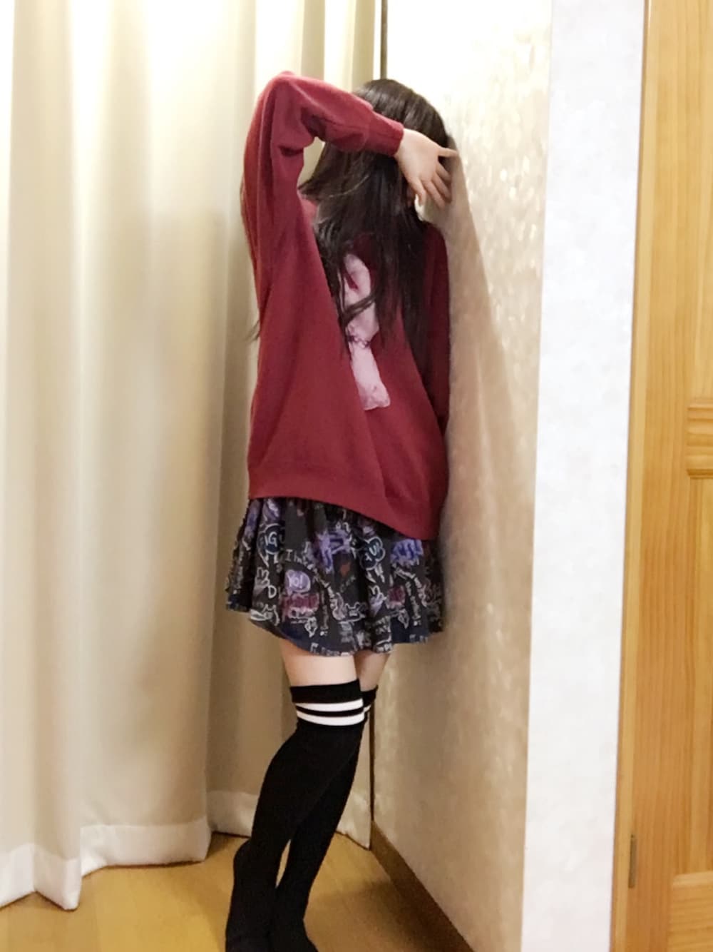 「Candy Stripper、キャンスパ、ニーハイソックス、赤黒、うさぎ、スウェット」｜「Candy StripperのDEFIANT BUNNY SWEAT TOPS（スウェット、レッド系）」を使った、MiSAKiさん（レディース・160cm）の冬コーディネートの1枚目の写真