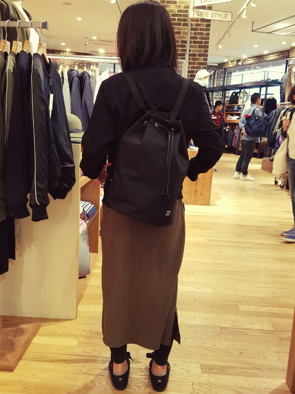 「バックパック、MA-1、スニーカー、ワンピース」｜「CIAOPANICのアイテム（ワンピース、グリーン系）」を使った、南さん（レディース・154cm）の秋コーディネートの1枚目の写真